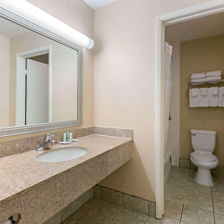 Quality Inn & Suites Oceanside Near Camp Pendleton エクステリア 写真