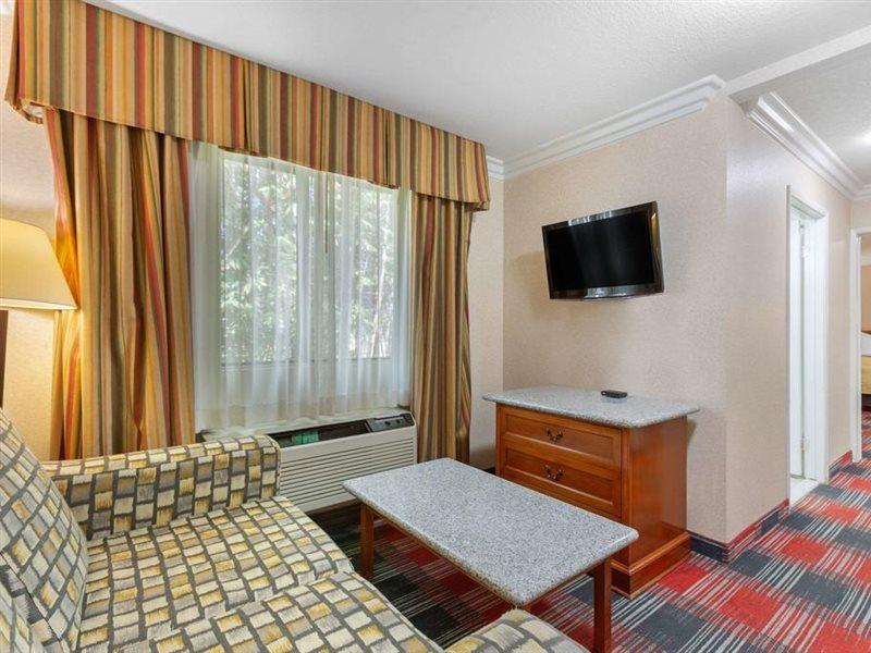 Quality Inn & Suites Oceanside Near Camp Pendleton エクステリア 写真