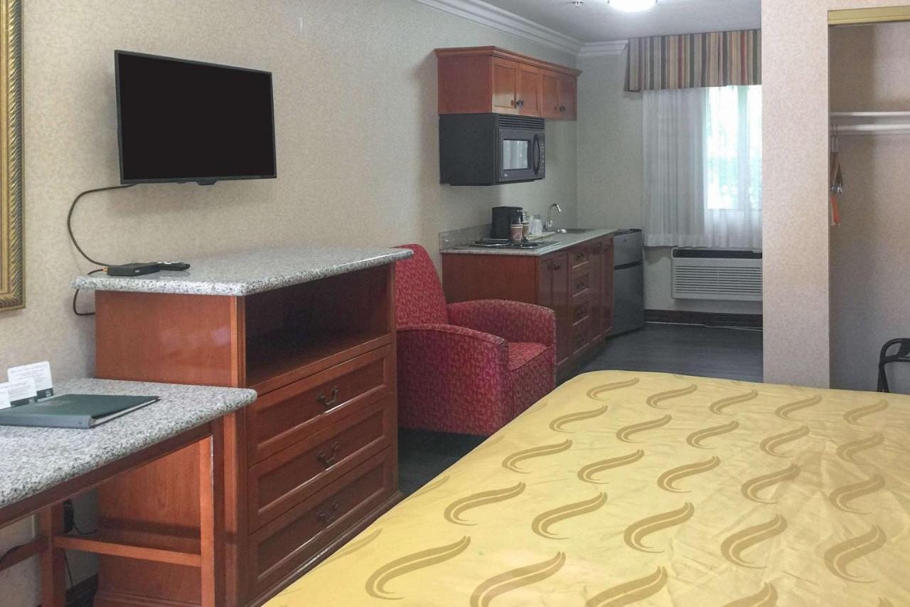 Quality Inn & Suites Oceanside Near Camp Pendleton エクステリア 写真