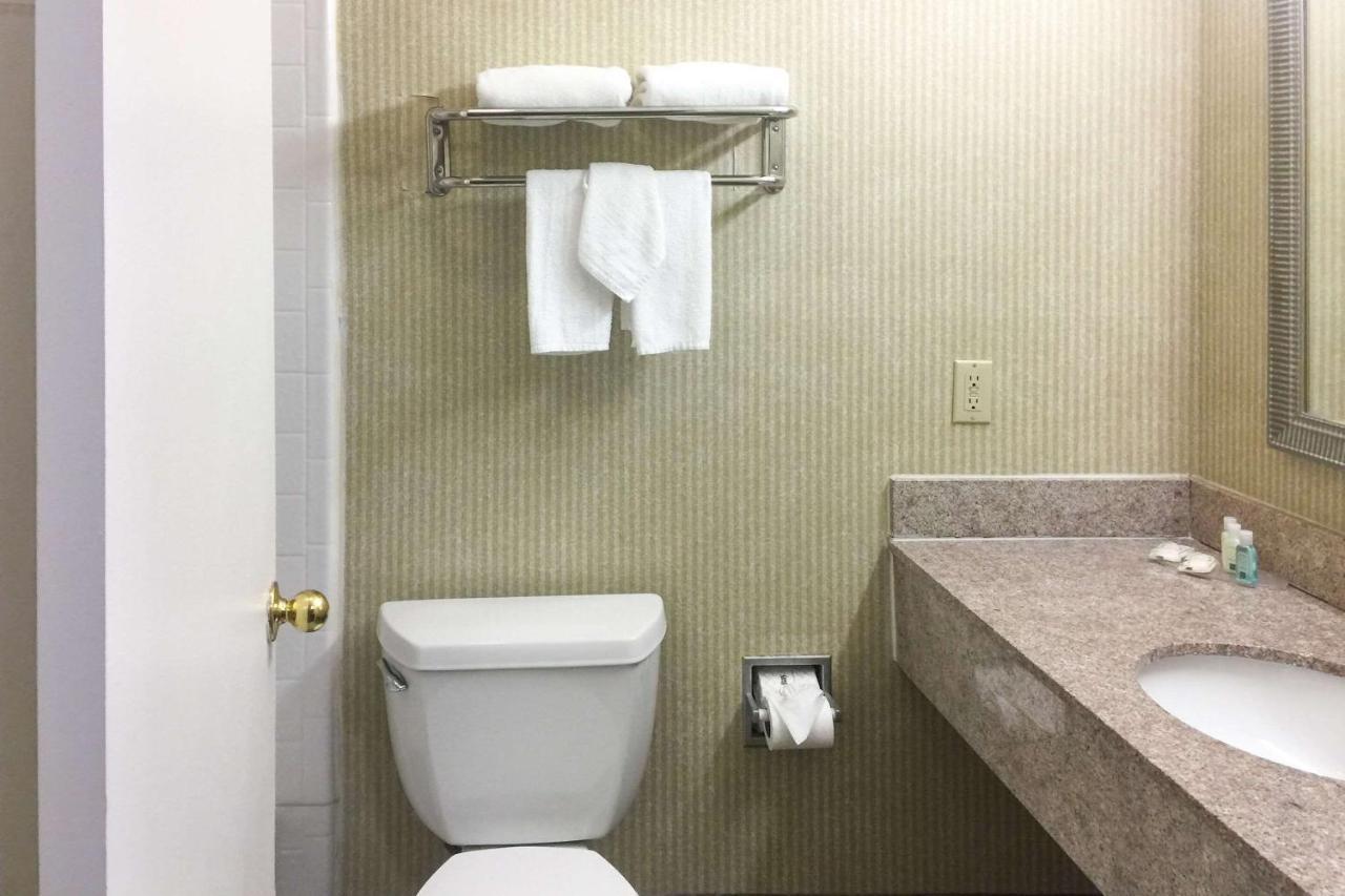 Quality Inn & Suites Oceanside Near Camp Pendleton エクステリア 写真