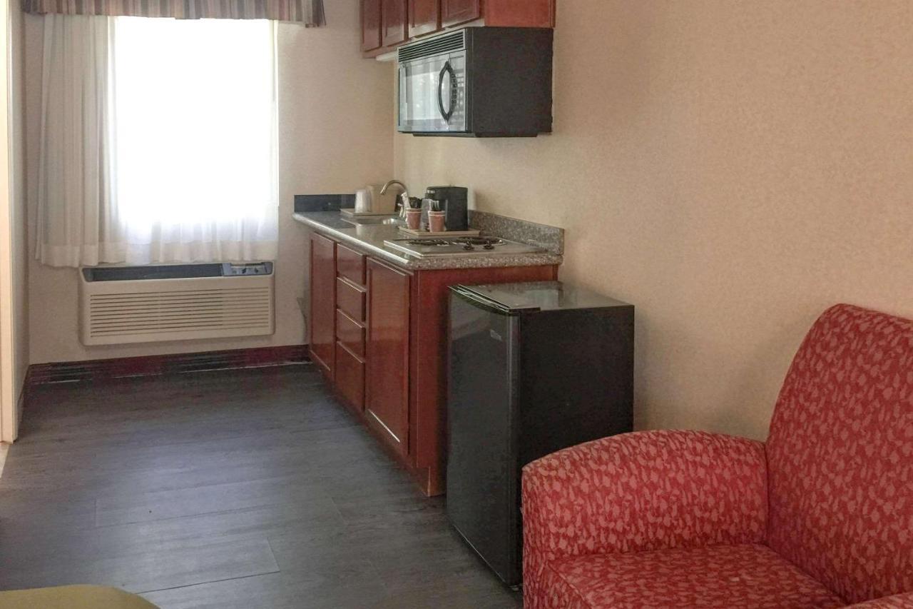 Quality Inn & Suites Oceanside Near Camp Pendleton エクステリア 写真
