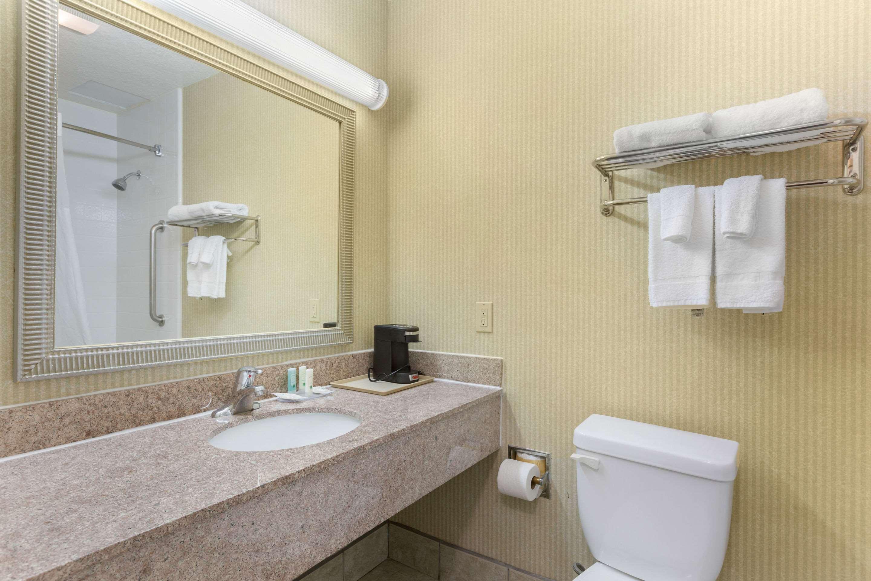 Quality Inn & Suites Oceanside Near Camp Pendleton エクステリア 写真