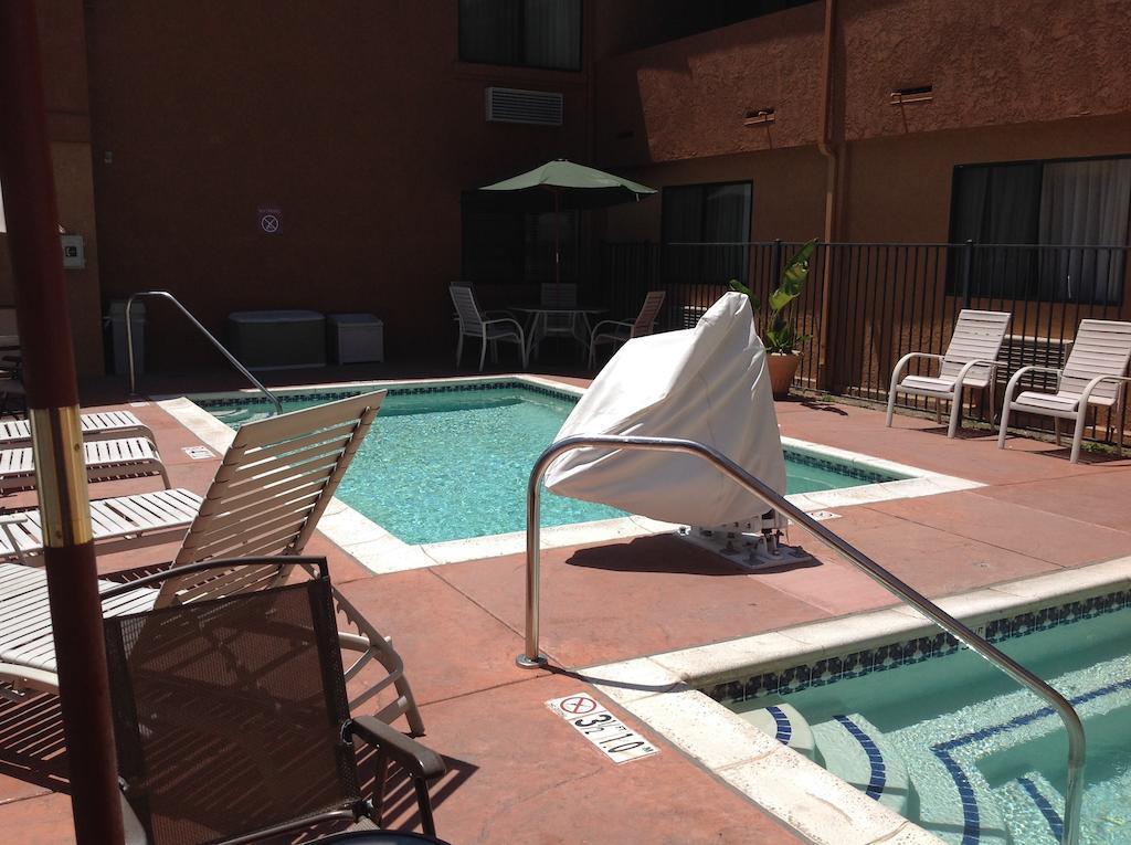 Quality Inn & Suites Oceanside Near Camp Pendleton エクステリア 写真