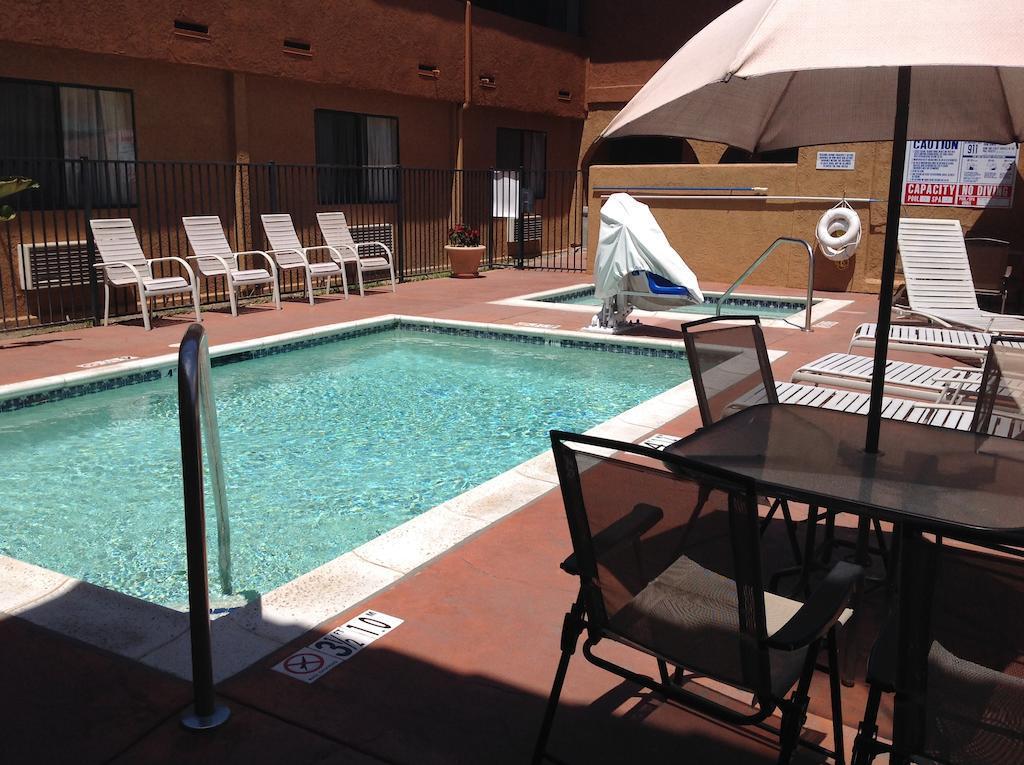 Quality Inn & Suites Oceanside Near Camp Pendleton エクステリア 写真