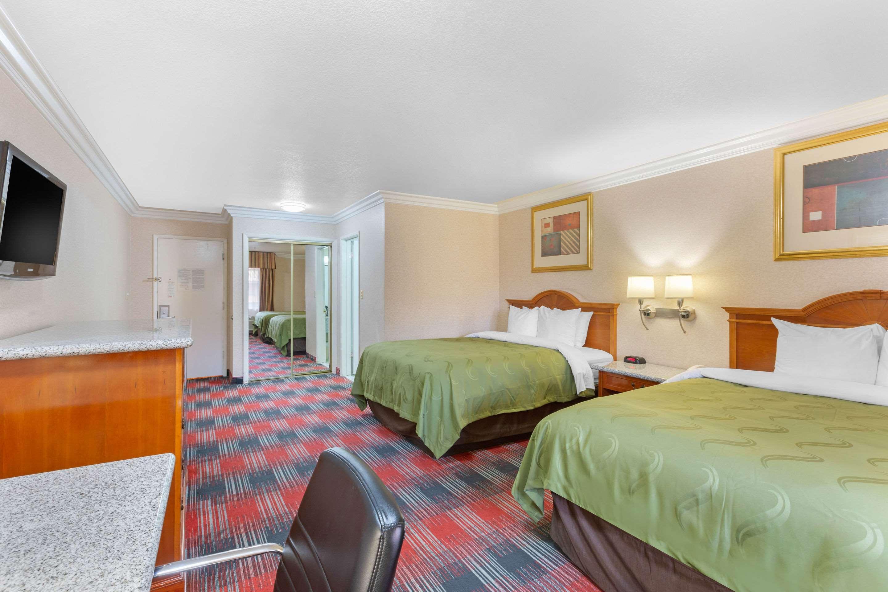 Quality Inn & Suites Oceanside Near Camp Pendleton エクステリア 写真