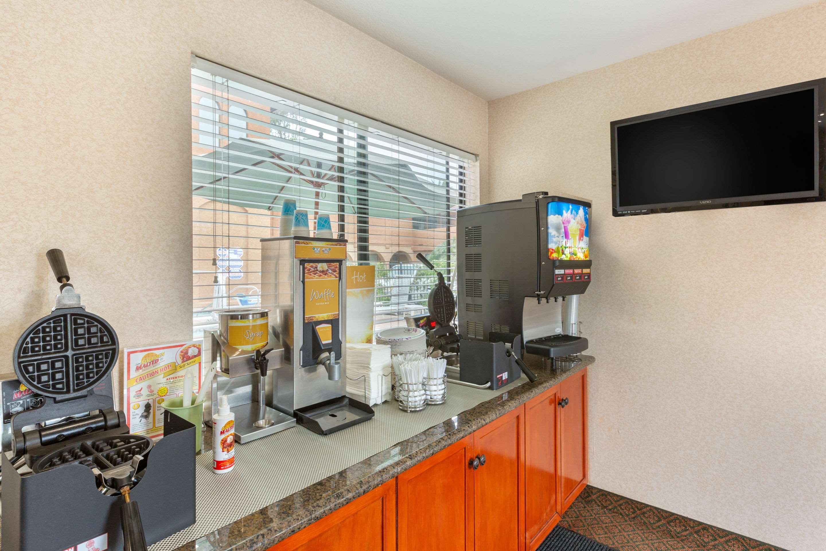 Quality Inn & Suites Oceanside Near Camp Pendleton エクステリア 写真