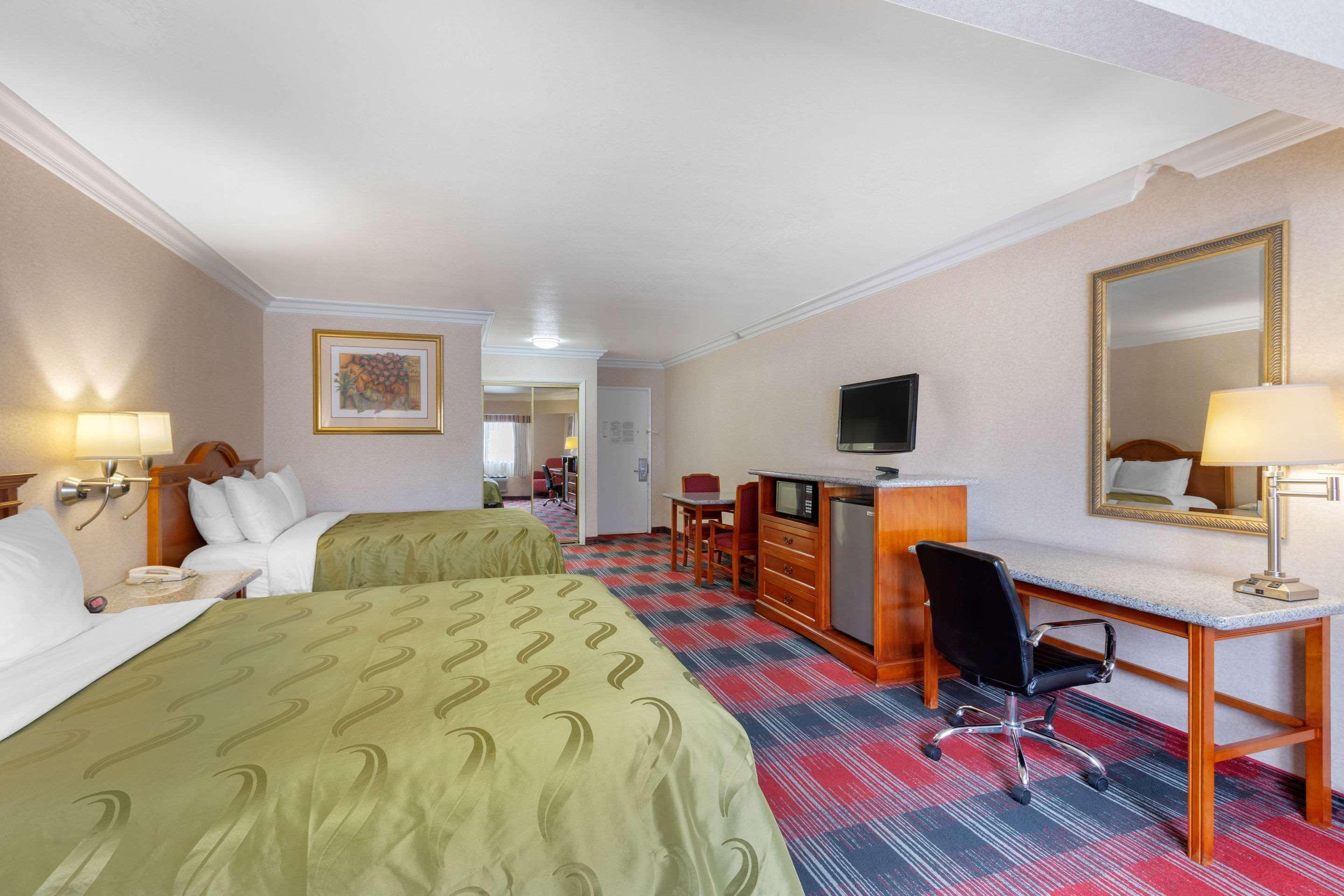 Quality Inn & Suites Oceanside Near Camp Pendleton エクステリア 写真