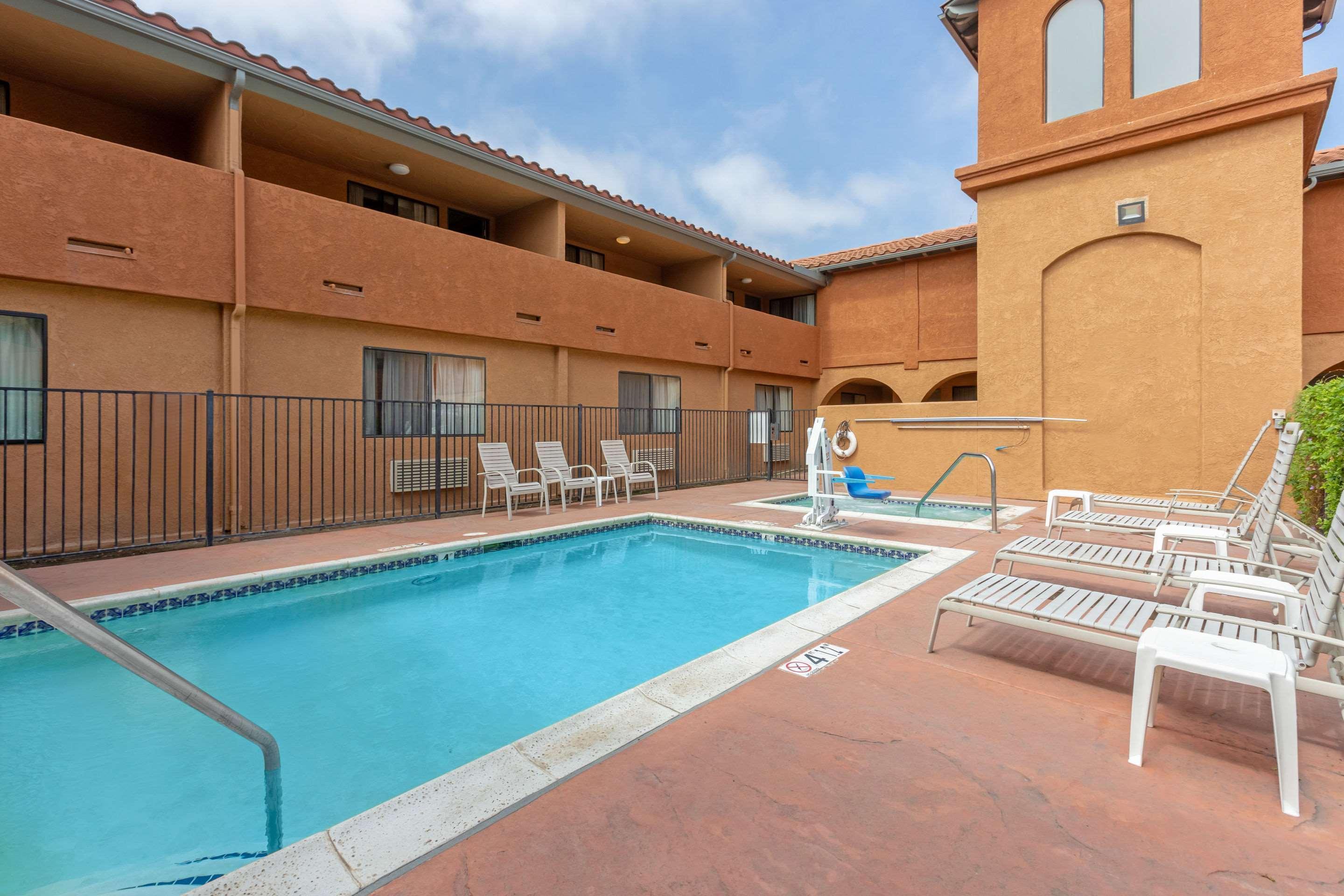 Quality Inn & Suites Oceanside Near Camp Pendleton エクステリア 写真