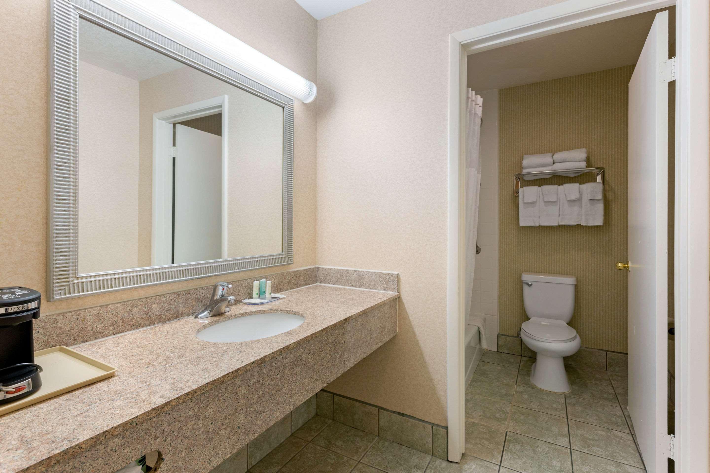 Quality Inn & Suites Oceanside Near Camp Pendleton エクステリア 写真