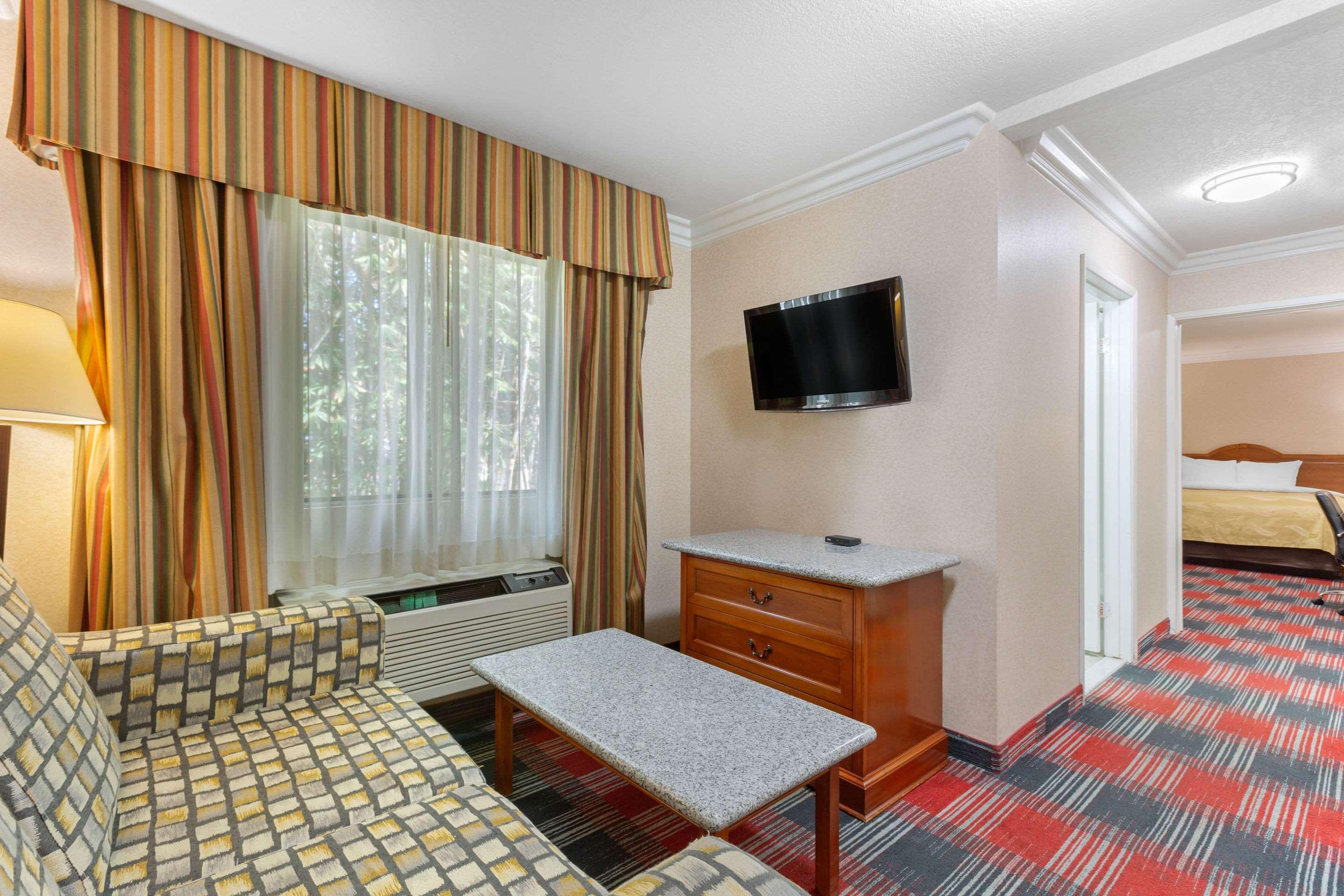 Quality Inn & Suites Oceanside Near Camp Pendleton エクステリア 写真