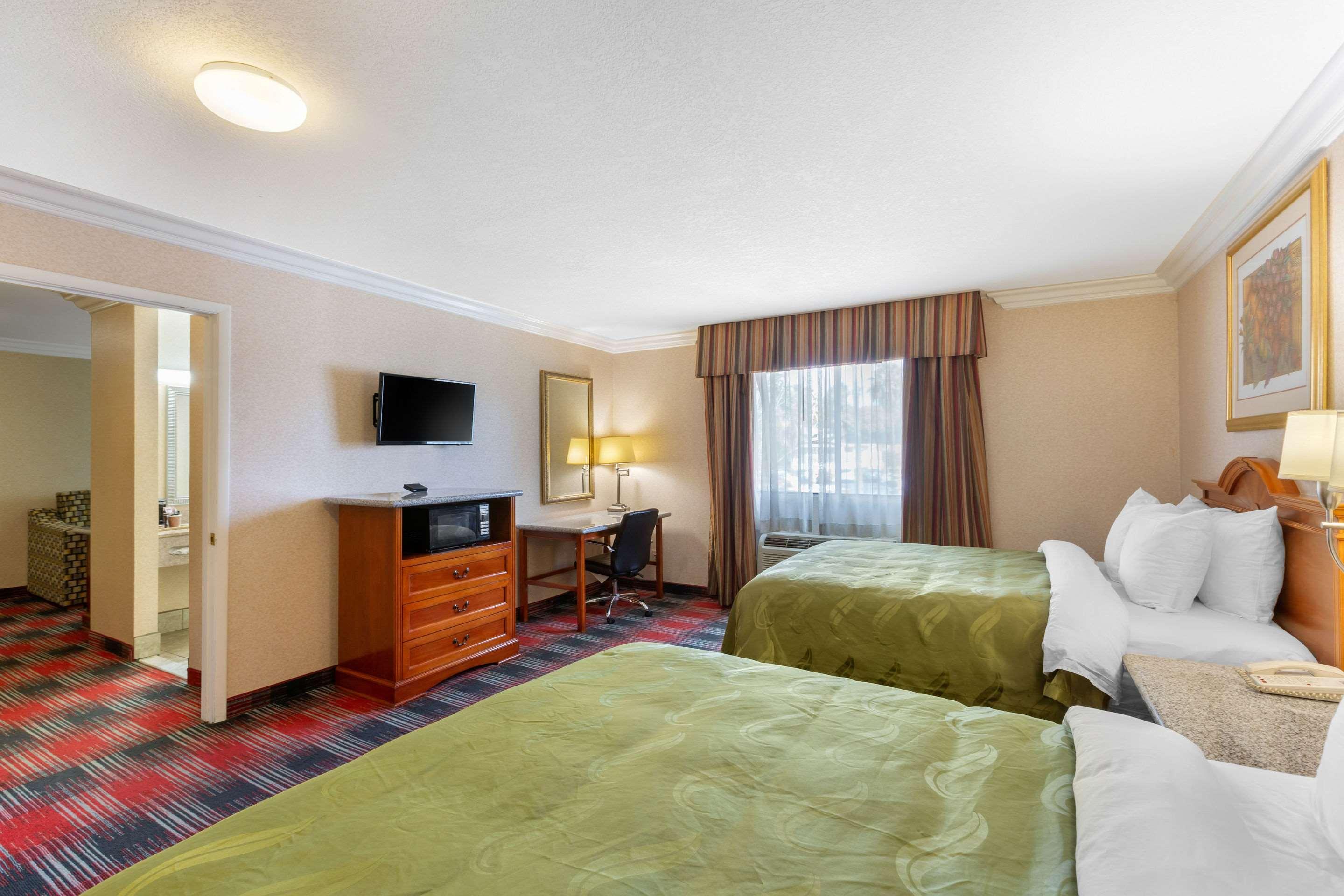Quality Inn & Suites Oceanside Near Camp Pendleton エクステリア 写真
