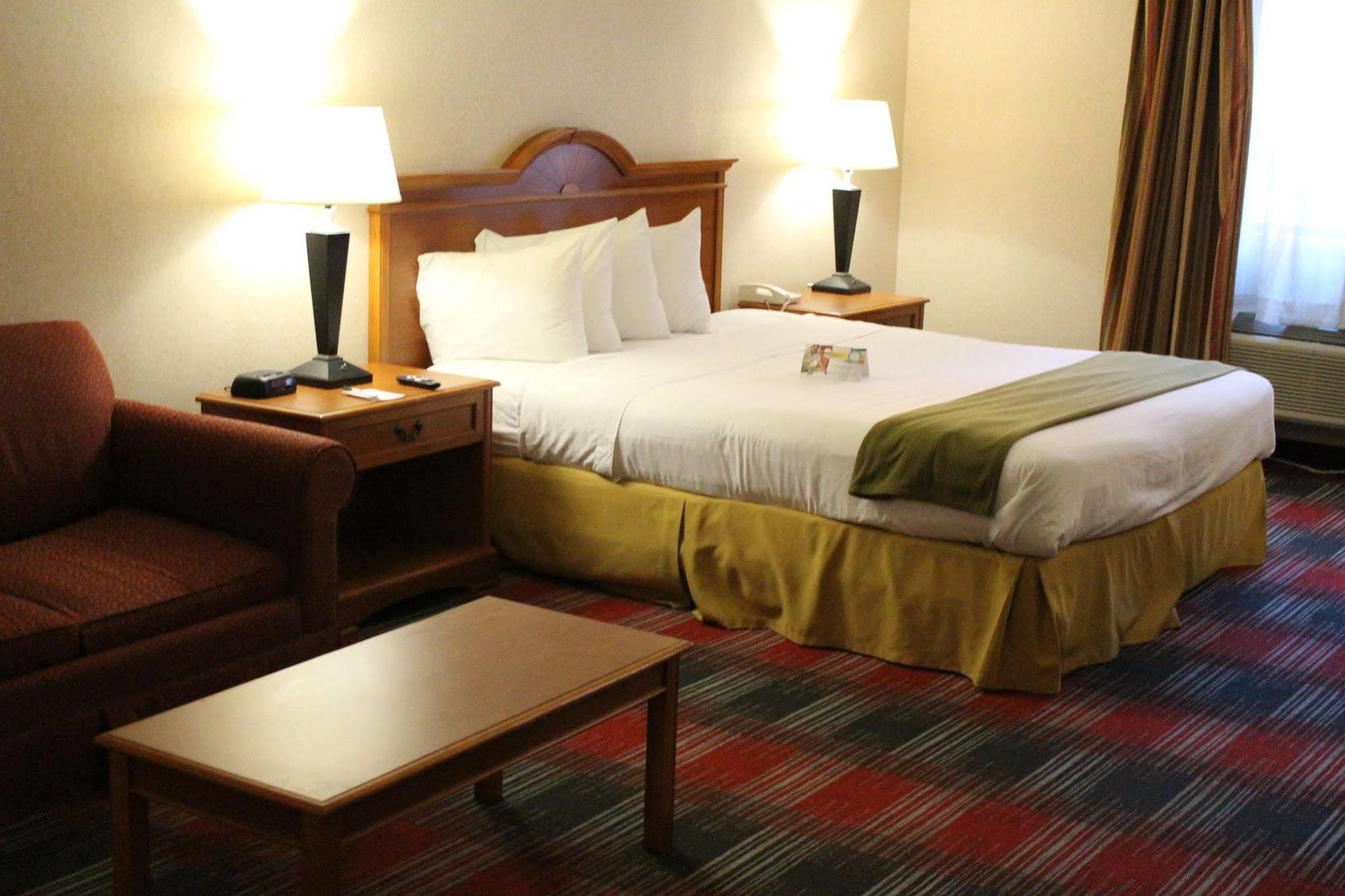 Quality Inn & Suites Oceanside Near Camp Pendleton エクステリア 写真