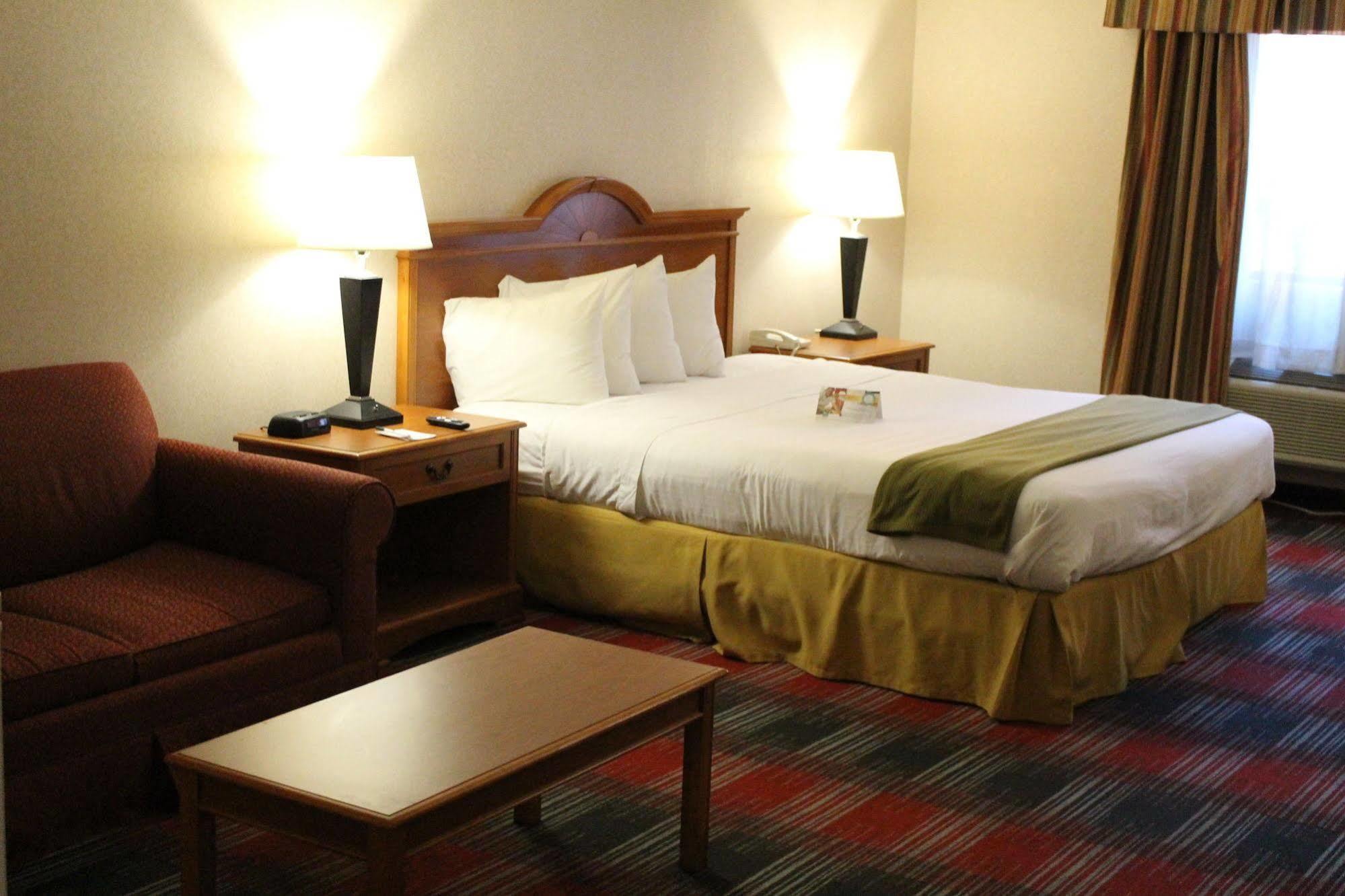 Quality Inn & Suites Oceanside Near Camp Pendleton エクステリア 写真