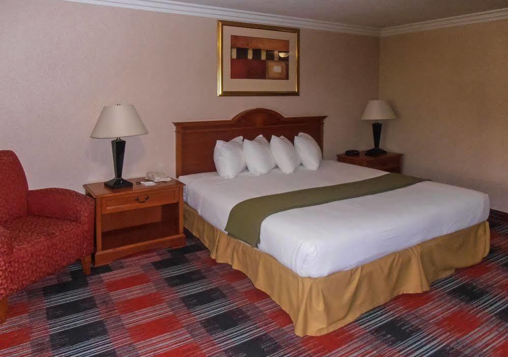 Quality Inn & Suites Oceanside Near Camp Pendleton エクステリア 写真
